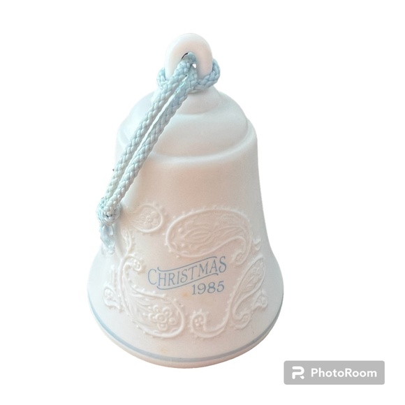 Vintage Hallmark "Mother and Dad" Bell Ornament Dated 1985 - Picture 4 of 4